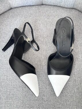 2026 CHANEL BLACK LEATHER WHITE POINTY TOE CC LOGO SHOES SANDALS SZ 37.5C BLAZY